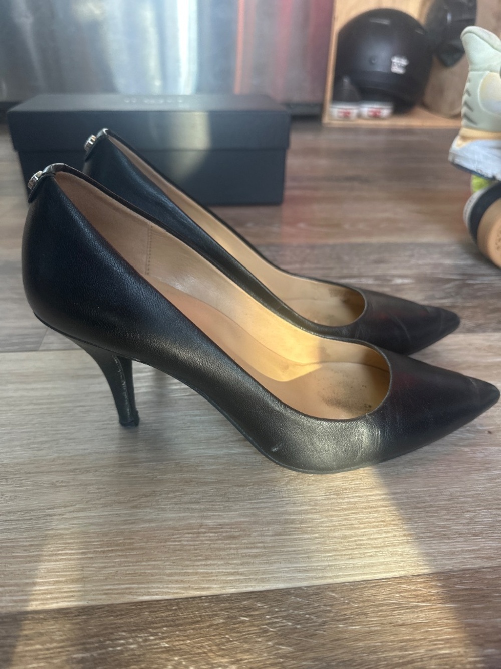 Michael Kors Black Leather Mid-Heel Pumps – Size 8.5M - Picture 2 of 5